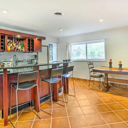 Contemporary Cincinnati Apt With Wifi, Near Kenwood!